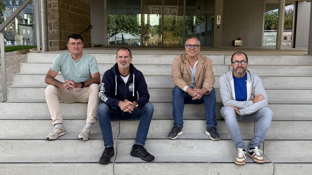 Équipe Prochimat devant leur siège social avec véhicules de service